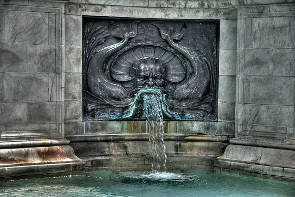 Fountain Near Buckingham Palace - Victoria Memorial